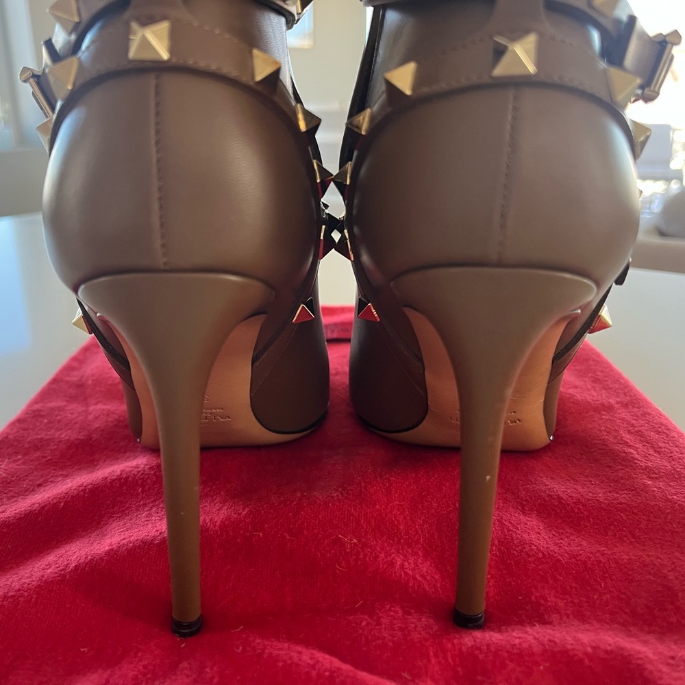 Valentino Garavani Rockstud Ankle Heeled Boots Cognac Booties Size 39.5 - Picture 5 of 14